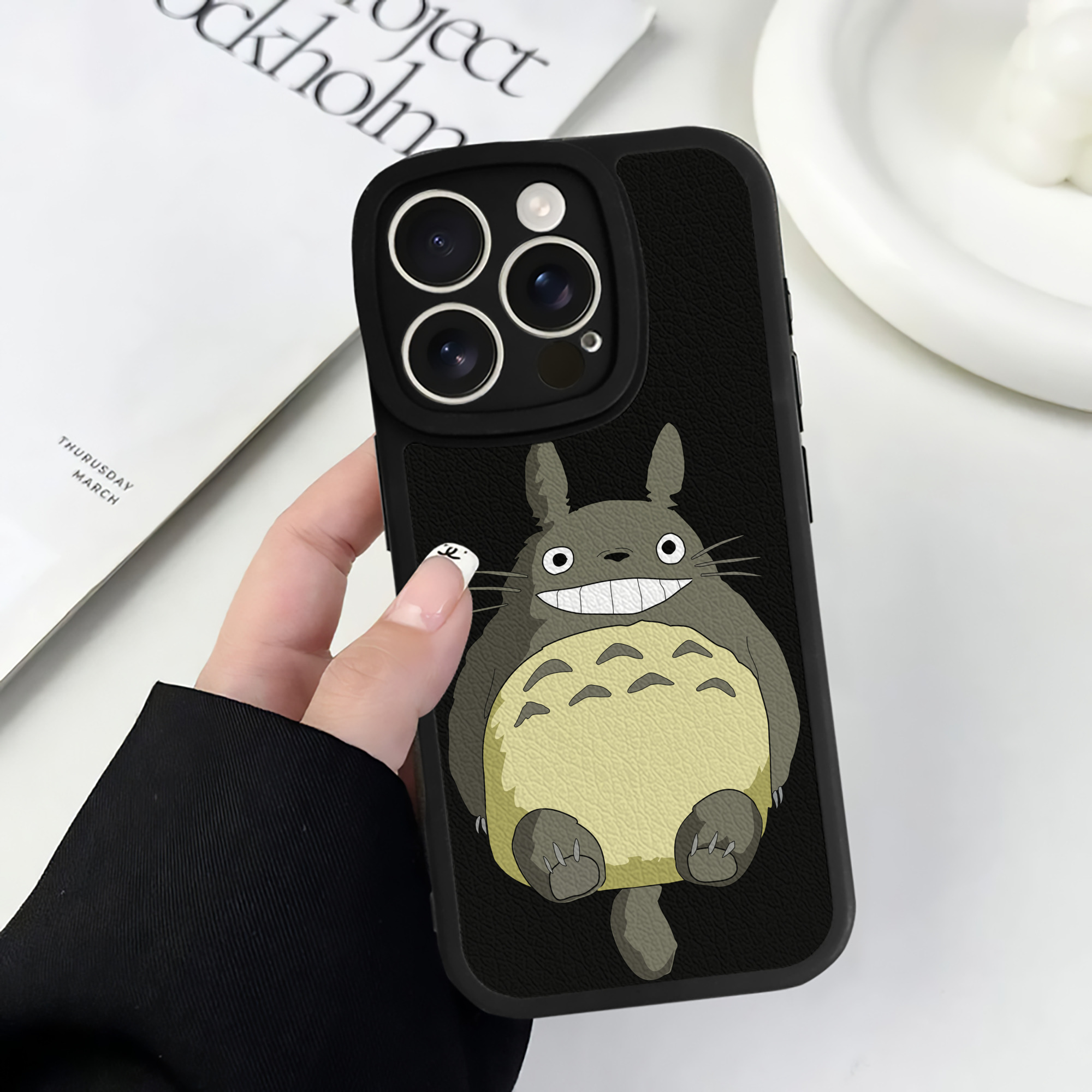 （画像用） となりのトトロ 草壁メイ 草壁サツキ My Neighbor Totoro Satsuki Kusakabe Mei Kusakabe 【iPhone 16シリーズ対応】シリコンスマホケース（レザー調） 材質：シリコン